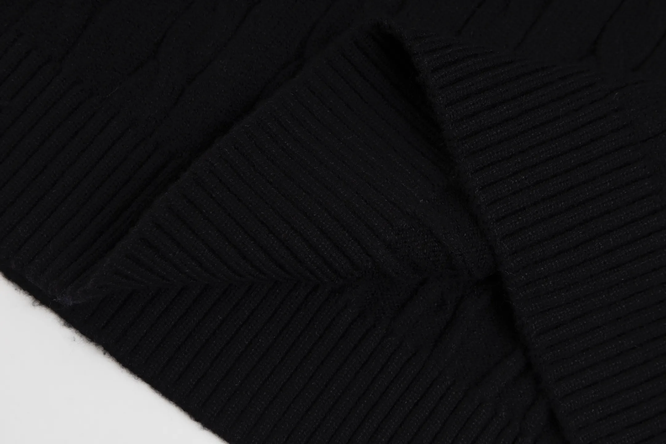 P240 Style No. B112 Raff half-zip twist embroidered knitted round neck sweater Official website counter consistent sweater High-elasticity imitation rabbit fur core-spun yarn fine knitted fabric Customized original lettering mold half-open zipper Popular Internet celebrity versatile OS version can be worn up to about 180 pounds Imported machine textile takes a month to match the sweater Three standards are complete Customized accessories Matching version Same style for men and women Colour: Gray Black Size: S M L XL Manual measurement error of about 1-3cm is normal